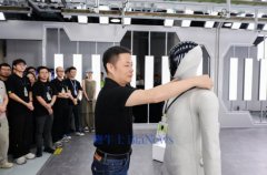 小鹏正正在通从模子底座、产物研发到财产化落